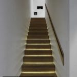 Trap sfeervol verlicht door middel van led-verlichting